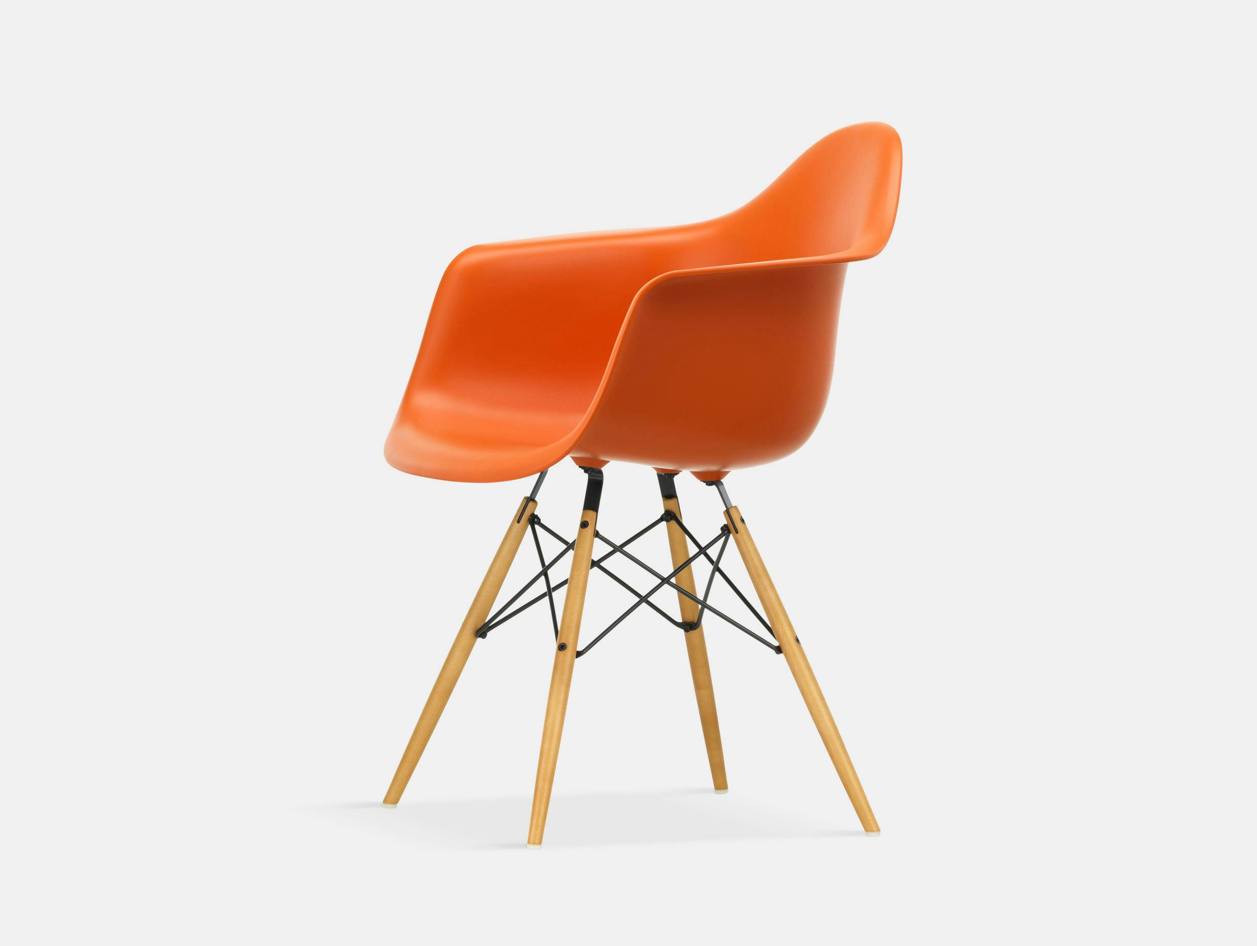 Vitra Eames Plastic Armchair DAW rusty orange golden maple legs