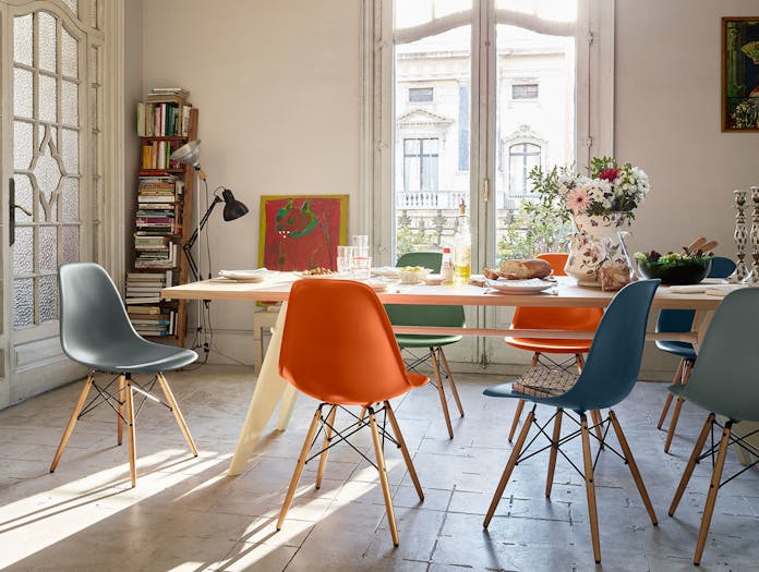 Vitra Eames Plastic Side Chair DSW EM Table