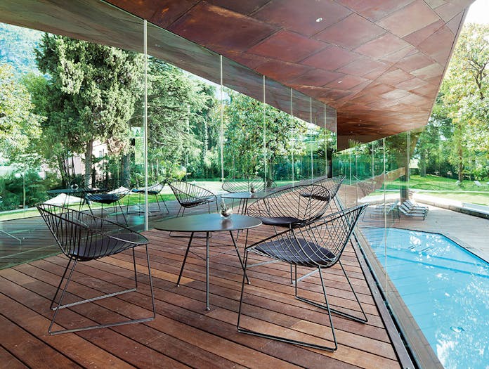 Arper Leaf Outdoor Lounge Chair Mokka Pool