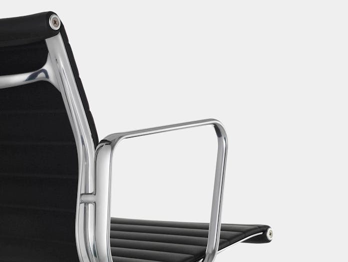 Vitra EA 108 Eames Aluminium Group Chair Blk Leather Close